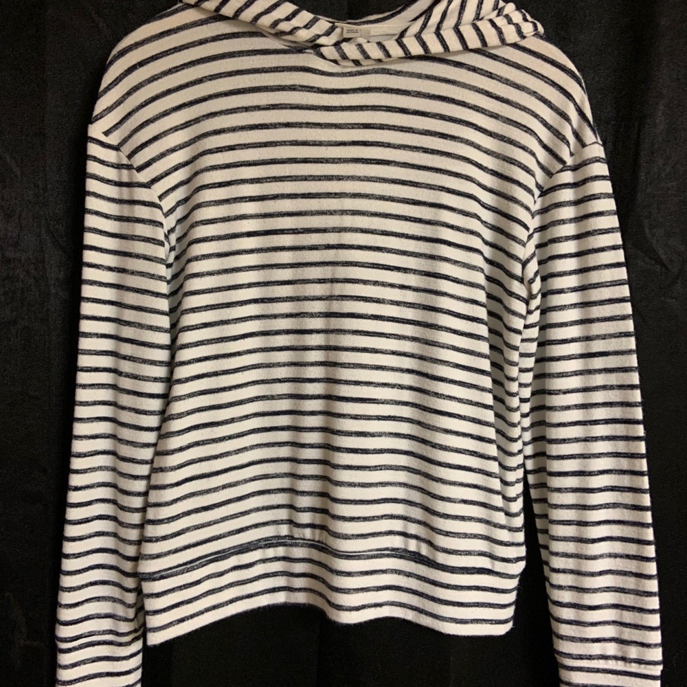 Women’s long sleeve hooded shirt